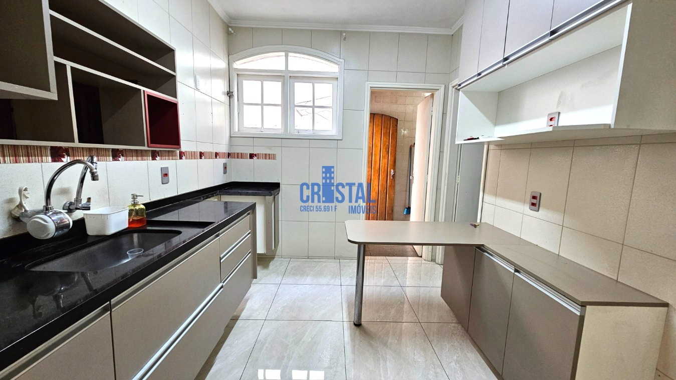 Sobrado à venda com 3 quartos, 180m² - Foto 1