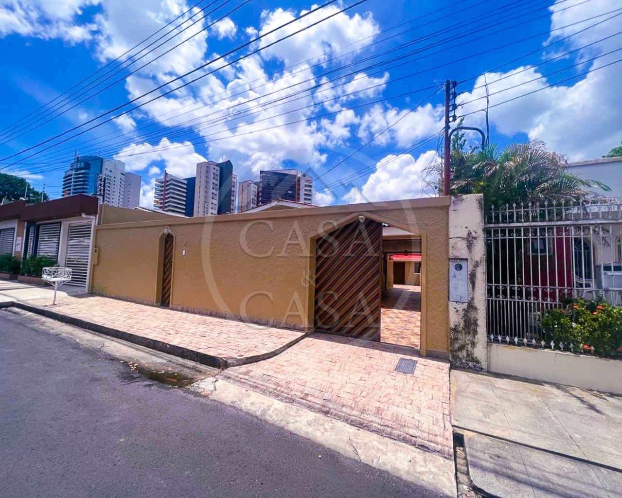 Casa à venda com 3 quartos, 360m² - Foto 1