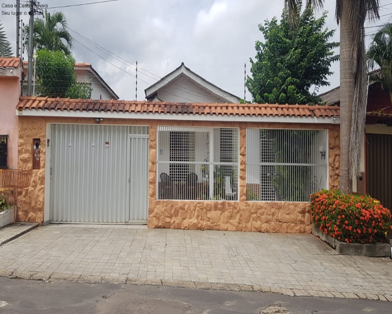 Casa à venda com 3 quartos, 300m² - Foto 1