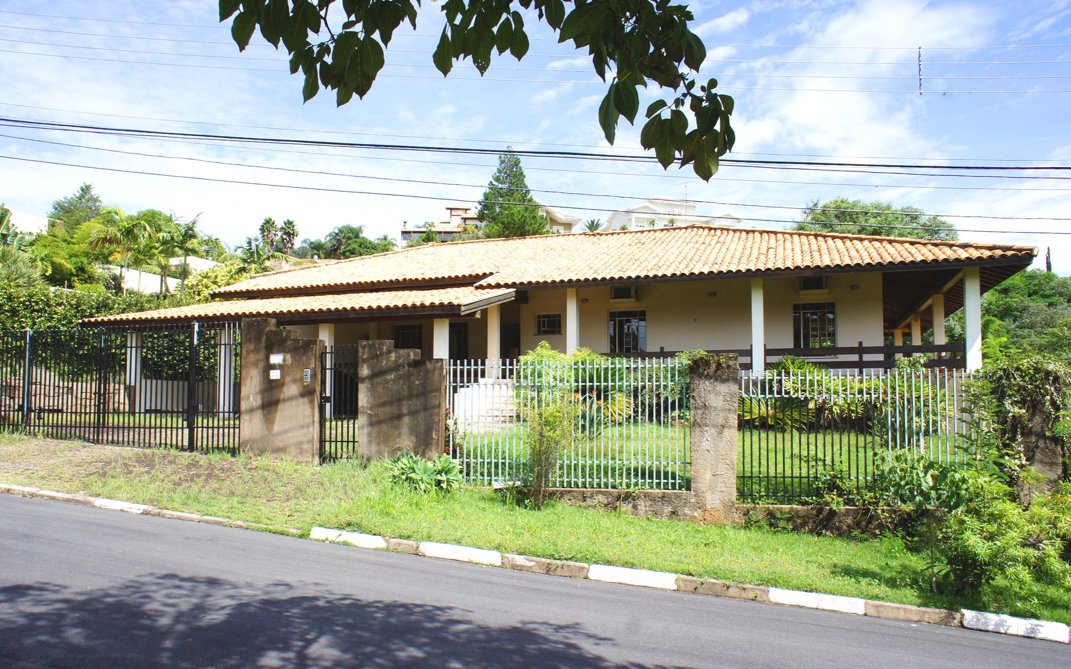 Casa de Condomínio à venda e aluguel com 4 quartos, 540m² - Foto 1