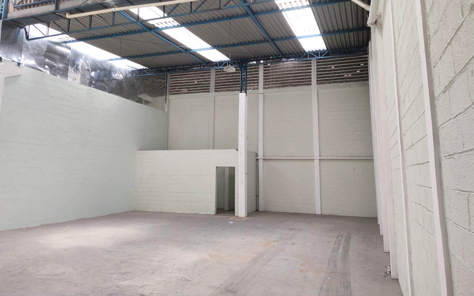 Depósito-Galpão-Armazém para alugar, 360m² - Foto 2