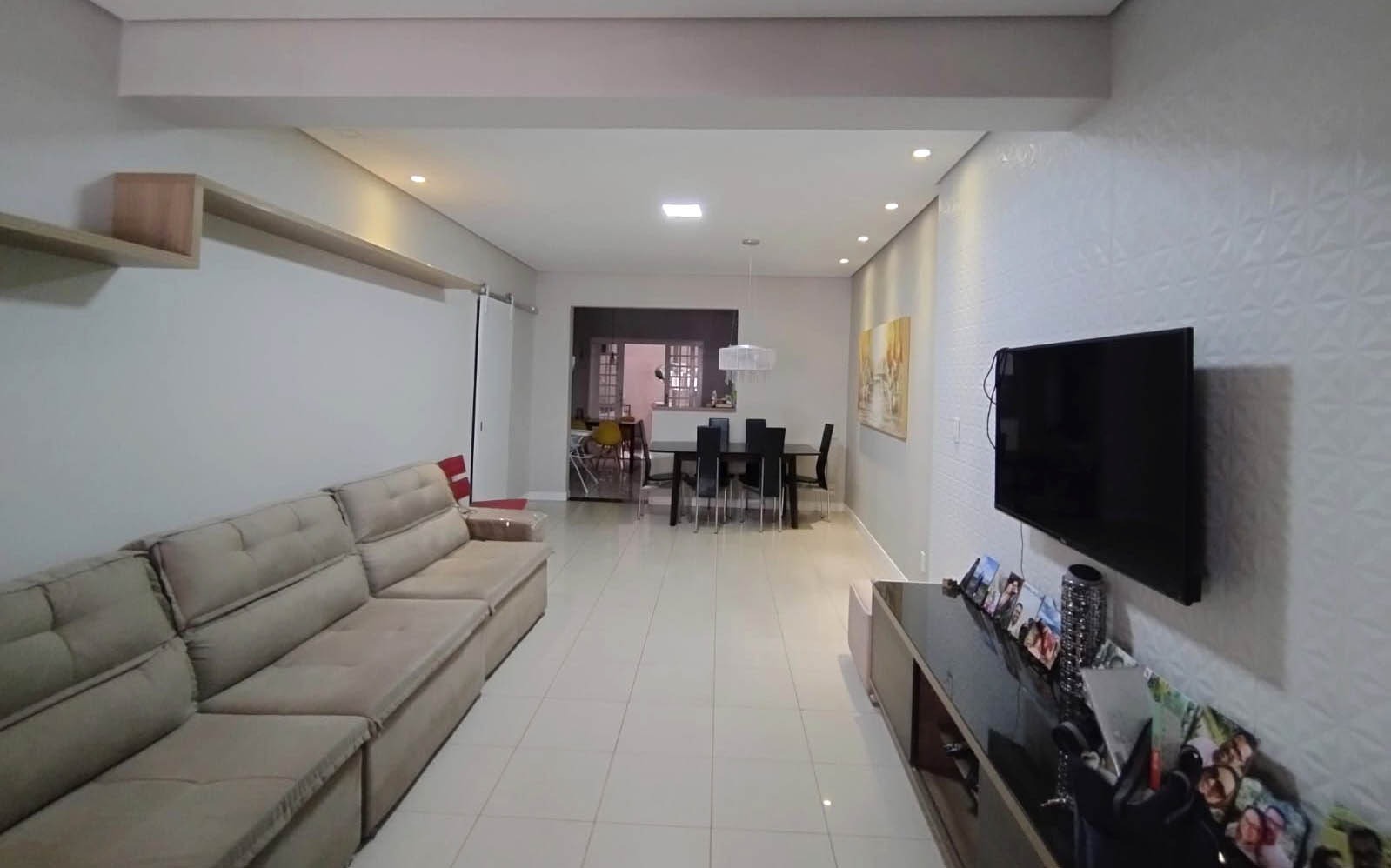 Casa à venda com 2 quartos, 107m² - Foto 1