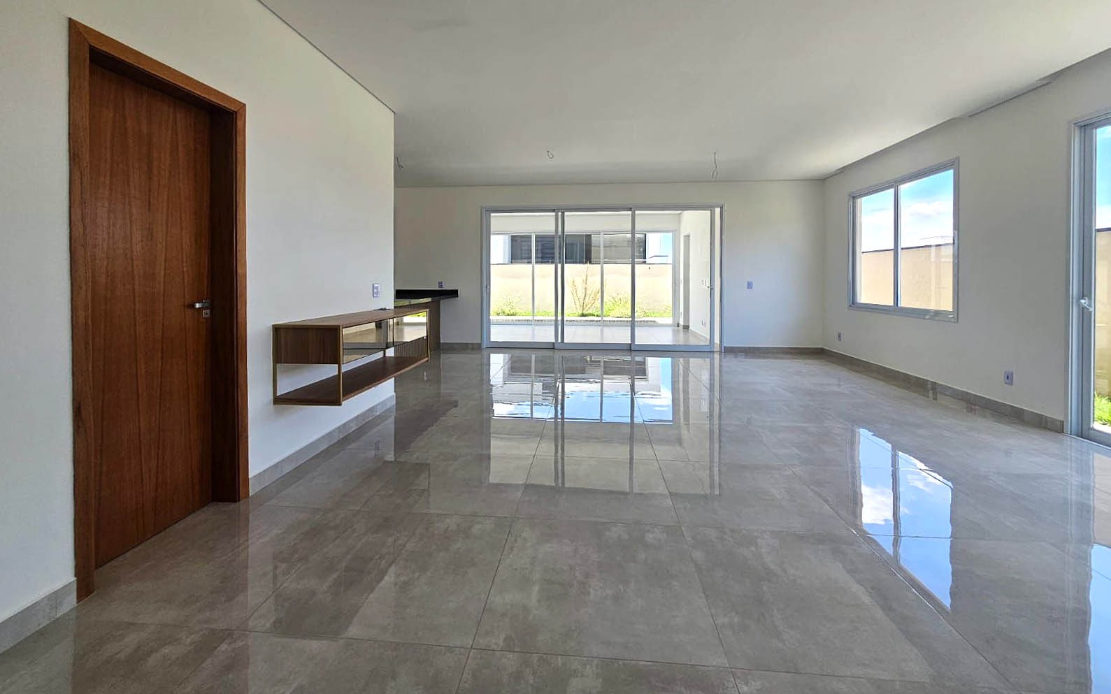 Casa de Condomínio à venda e aluguel com 4 quartos, 327m² - Foto 2