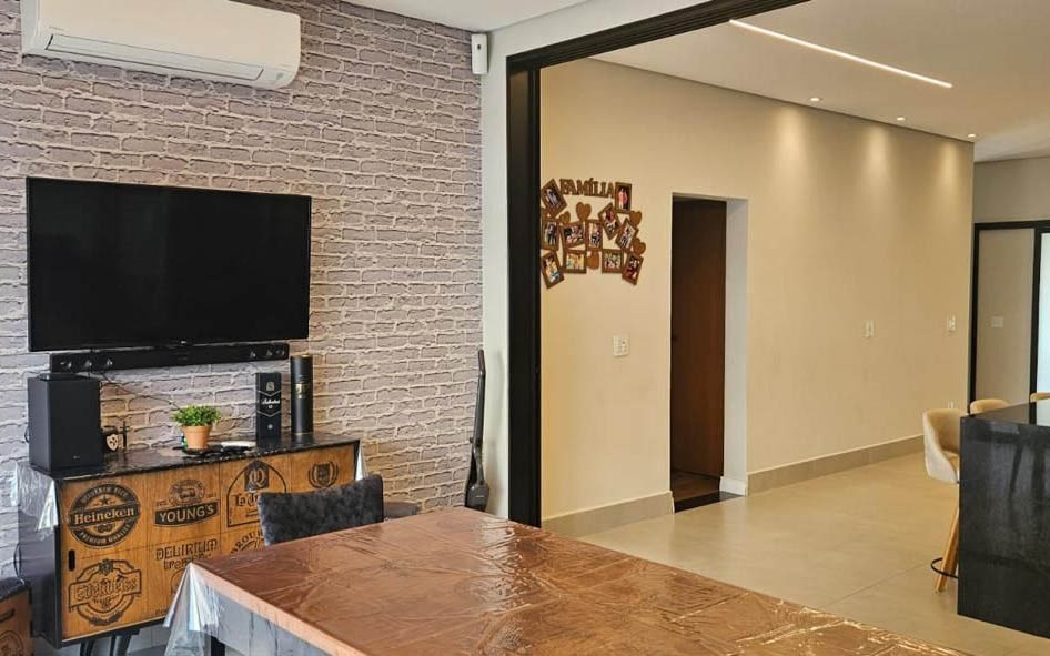 Casa de Condomínio à venda e aluguel com 3 quartos, 215m² - Foto 1