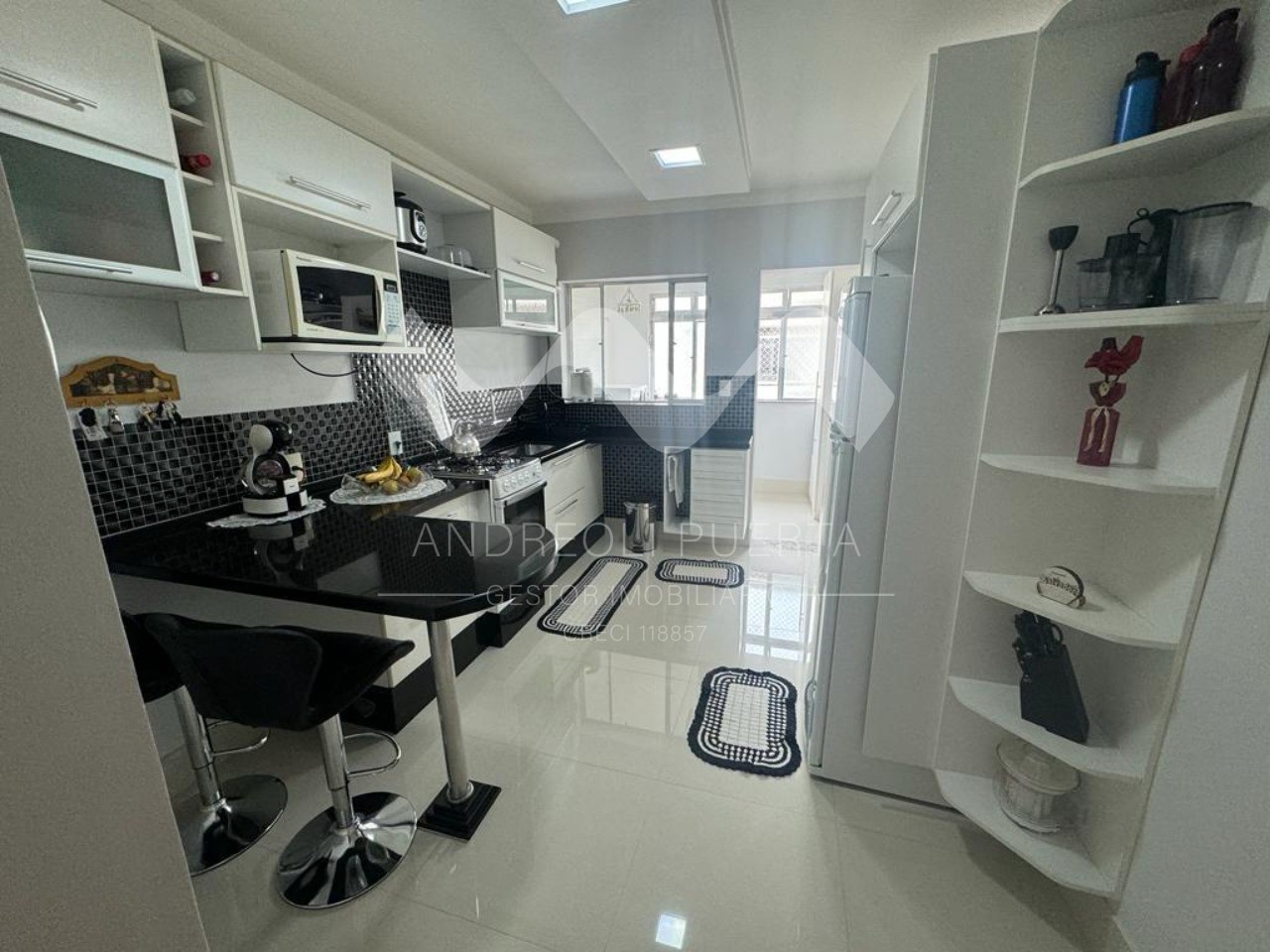 Apartamento à venda com 2 quartos, 70m² - Foto 1