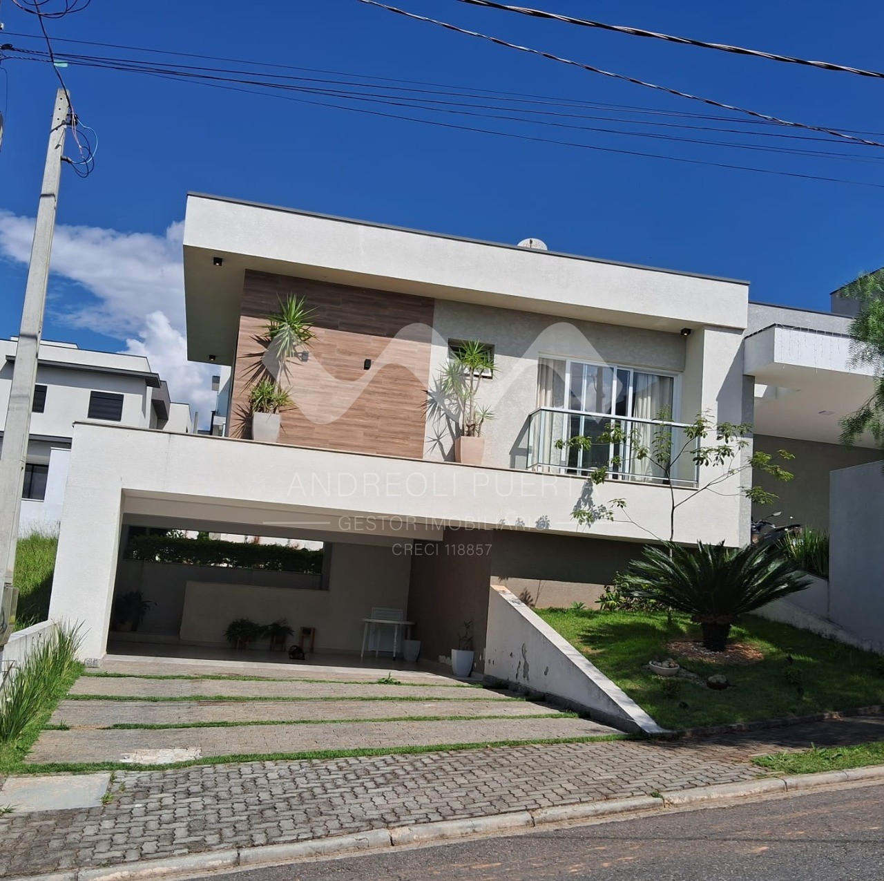 Sobrado à venda com 4 quartos, 270m² - Foto 1