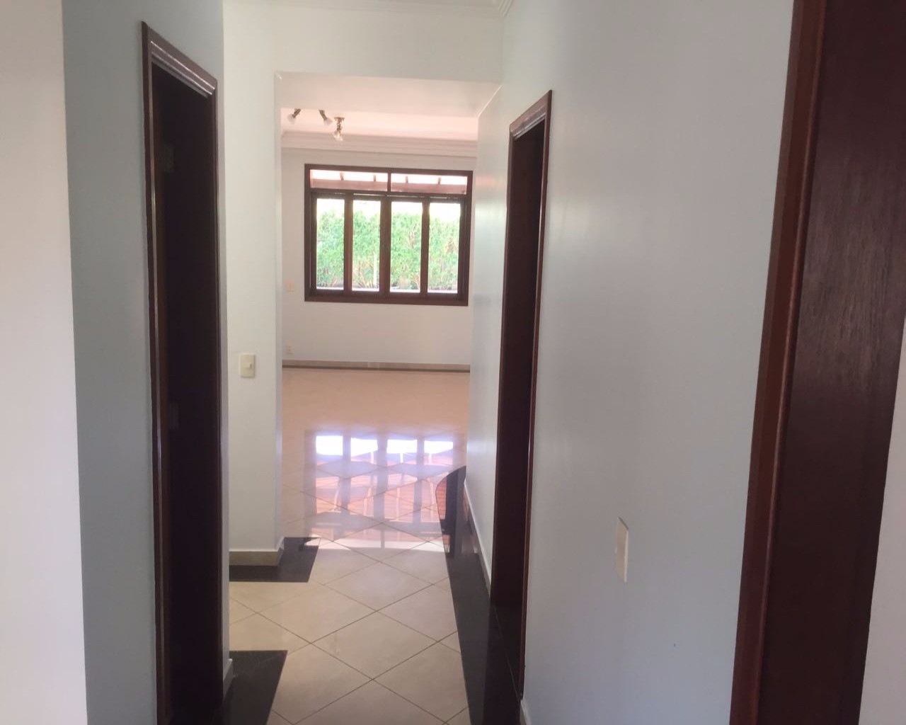 Casa de Condomínio à venda com 4 quartos, 600m² - Foto 2