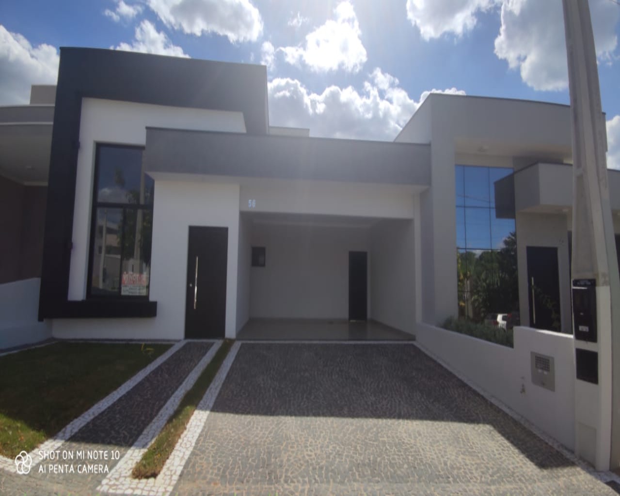 Casa de Condomínio à venda com 3 quartos, 250m² - Foto 1