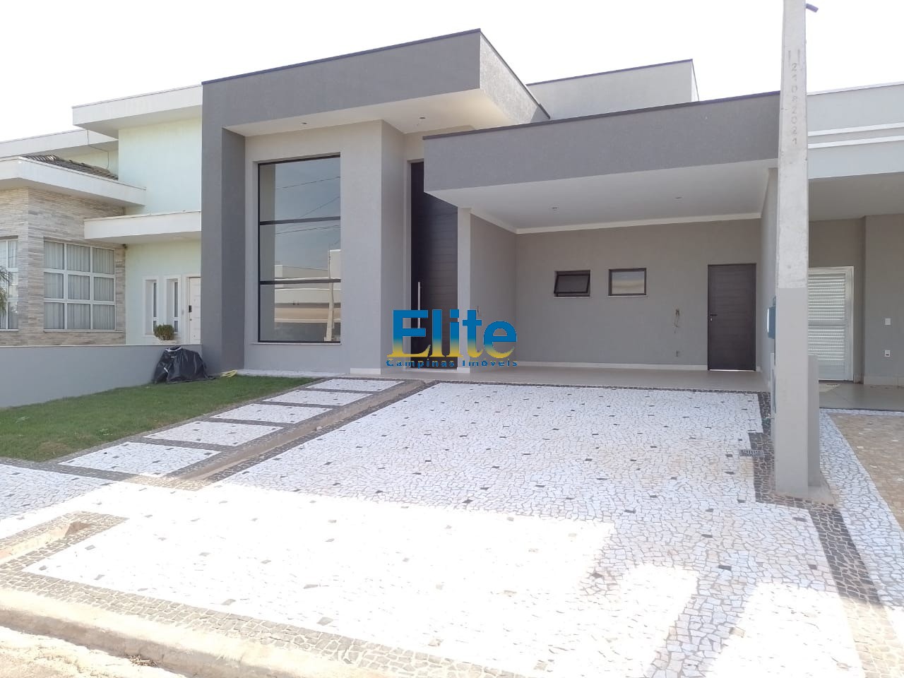 Casa de Condomínio à venda com 3 quartos, 300m² - Foto 1