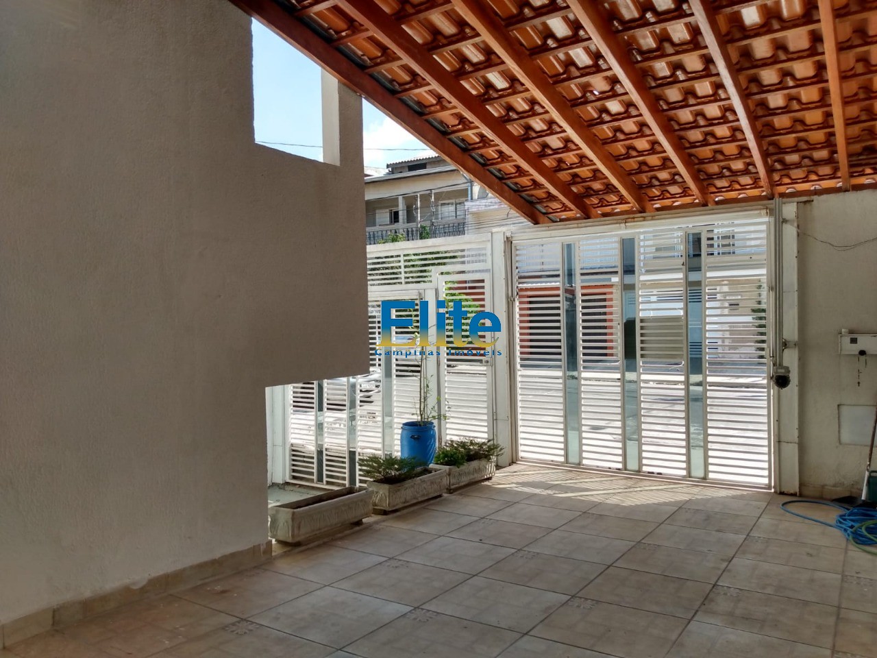 Casa à venda com 3 quartos, 185m² - Foto 1