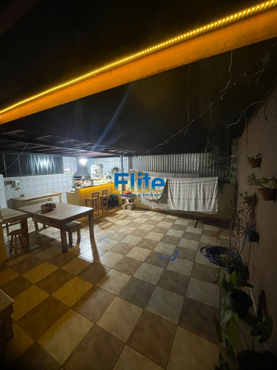Casa à venda com 2 quartos, 150m² - Foto 1
