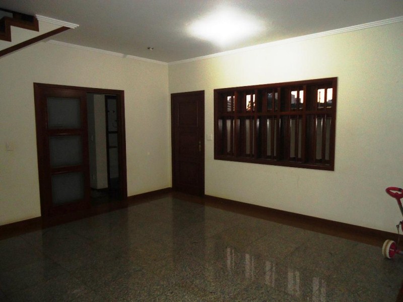 Sobrado à venda com 4 quartos, 350m² - Foto 1