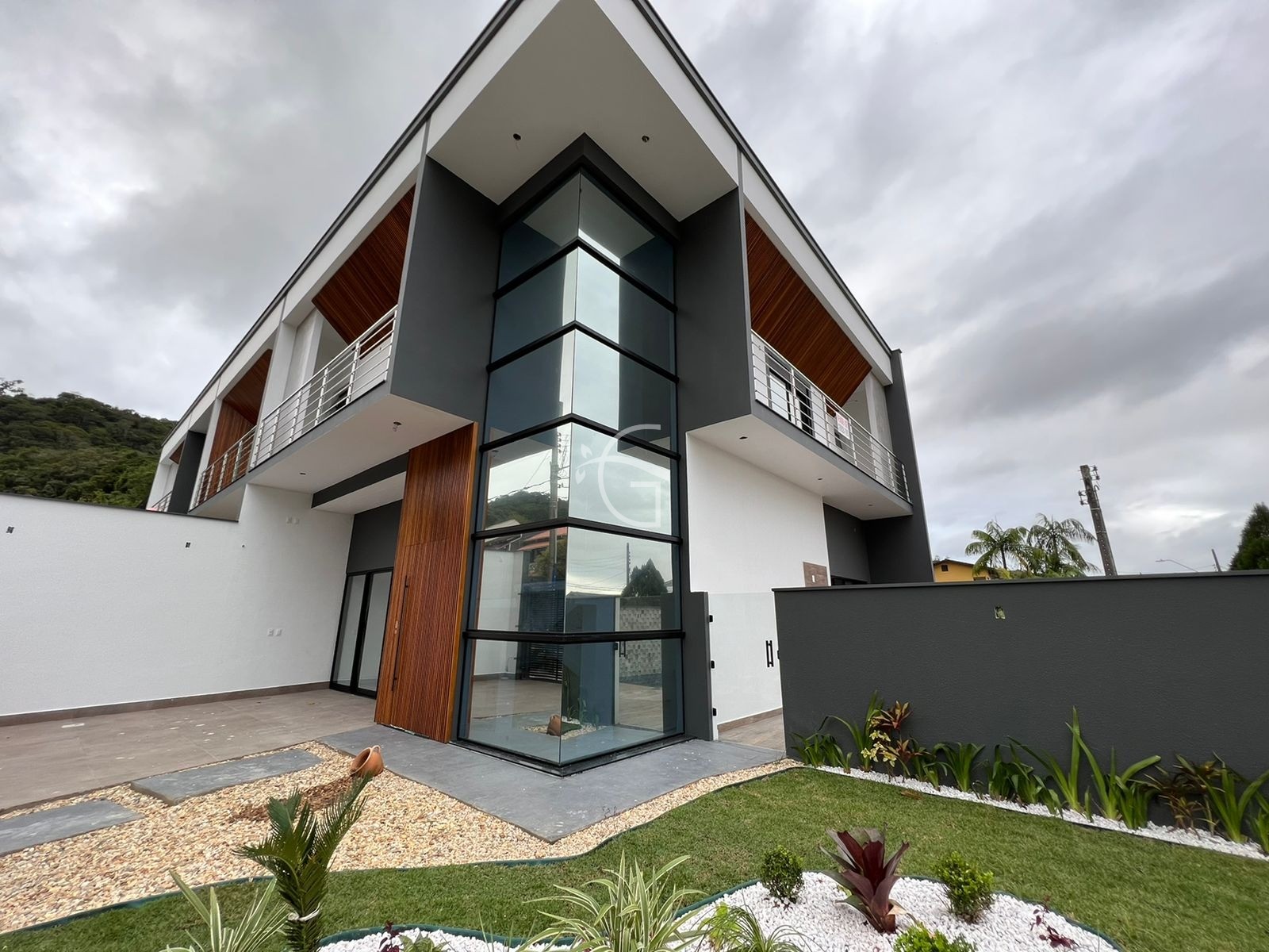 Casa à venda com 3 quartos, 191m² - Foto 1