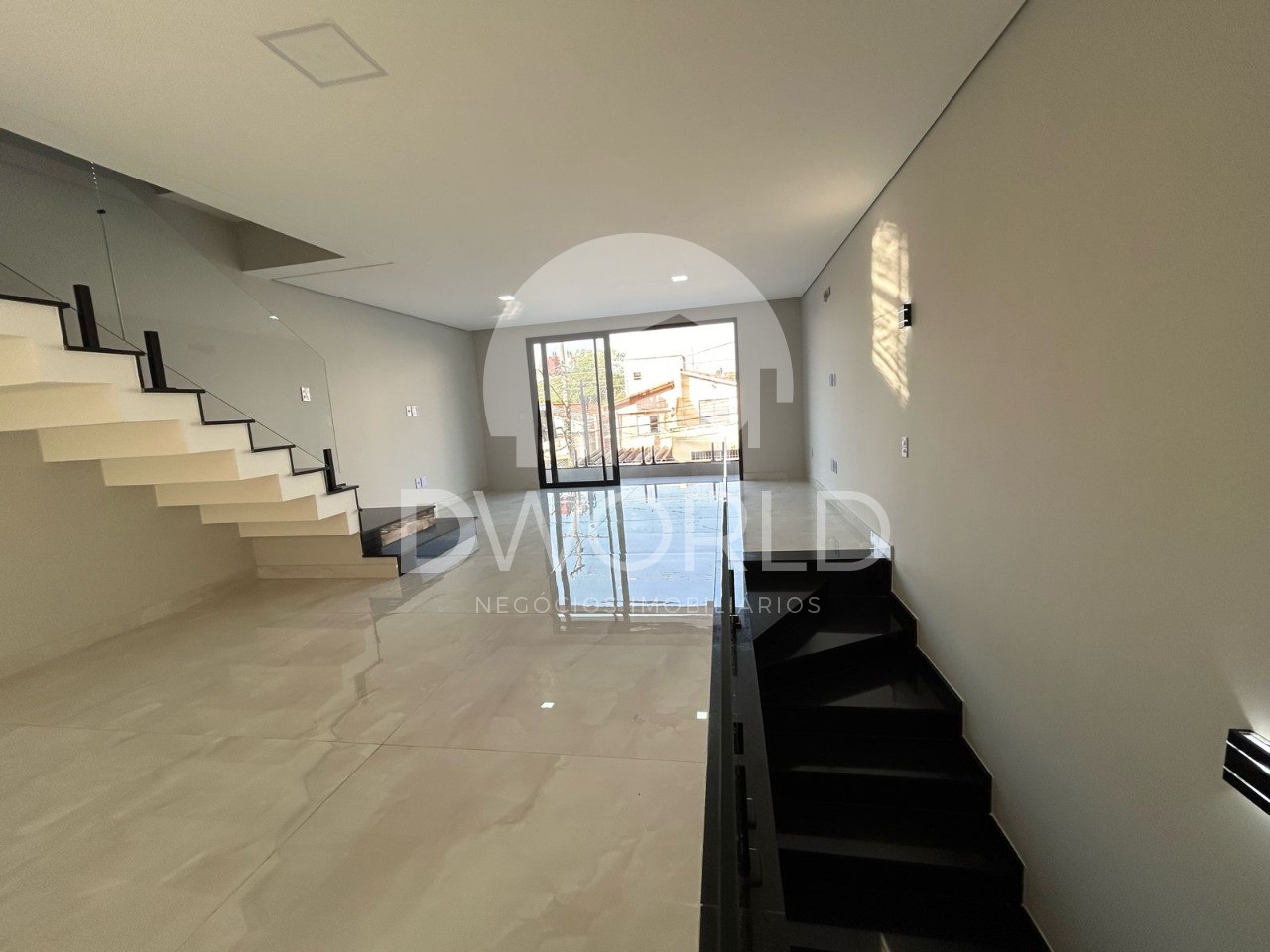 Sobrado à venda com 3 quartos, 220m² - Foto 1