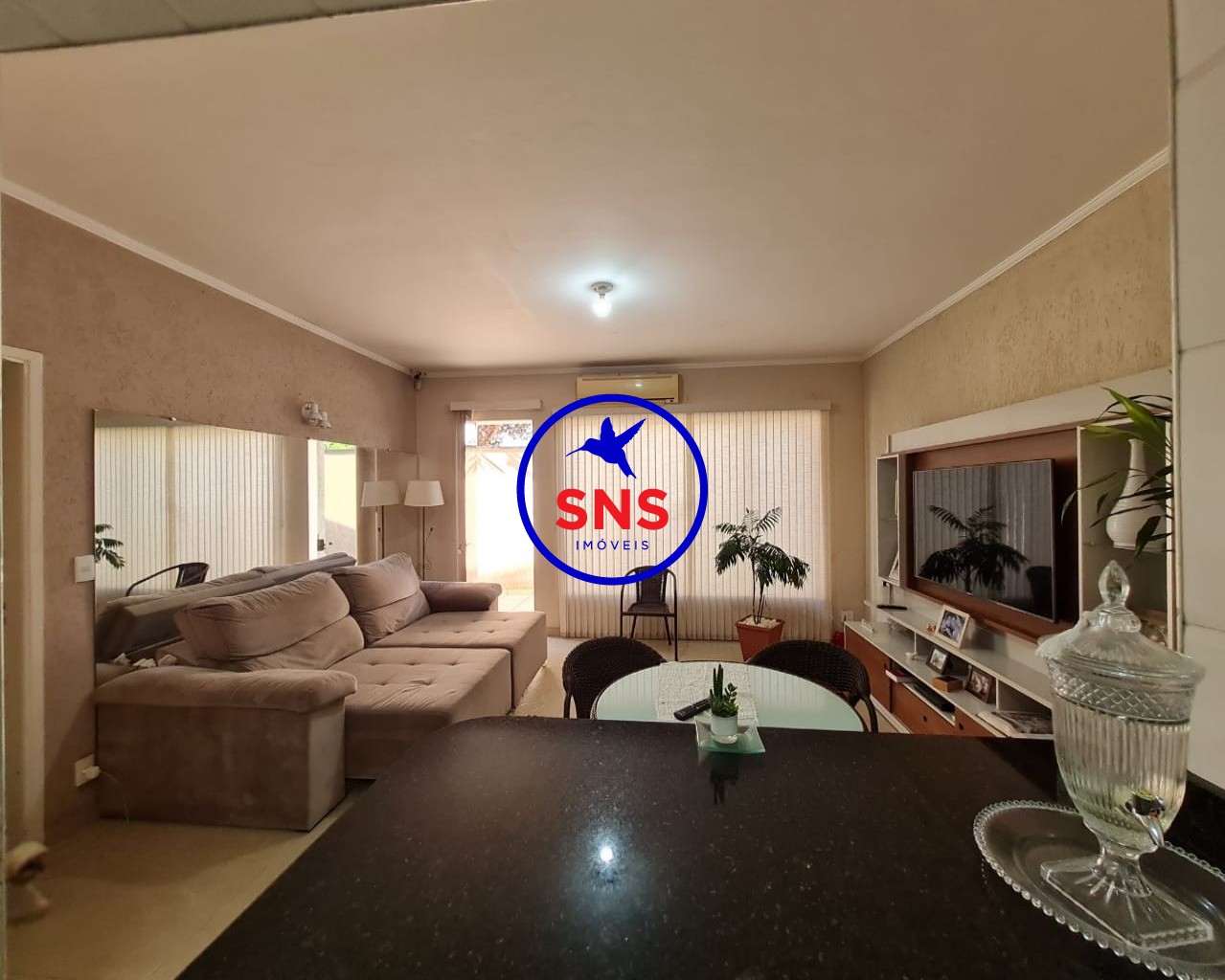 Casa à venda e aluguel com 4 quartos, 253m² - Foto 1