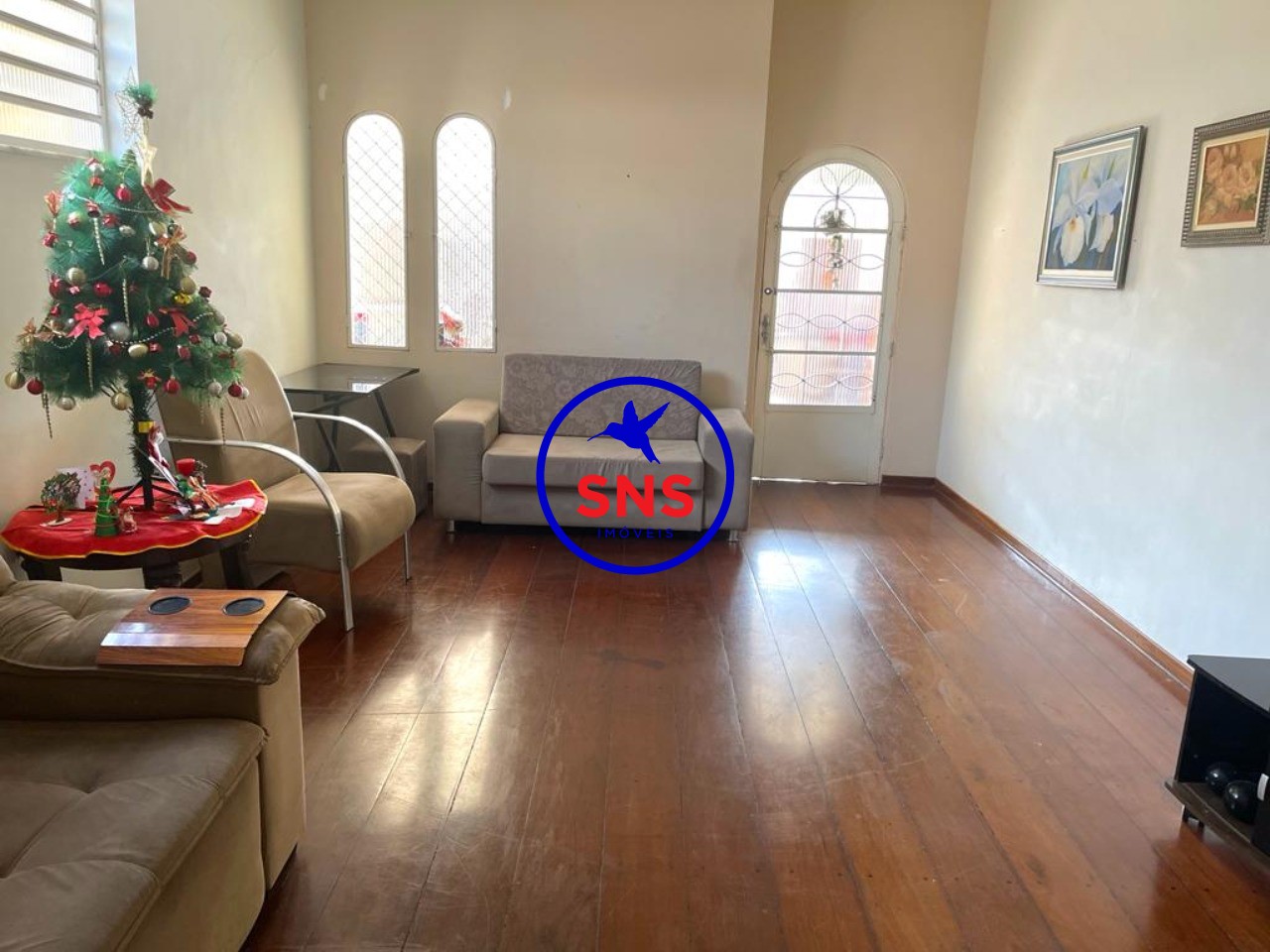 Casa para alugar com 4 quartos, 290m² - Foto 1