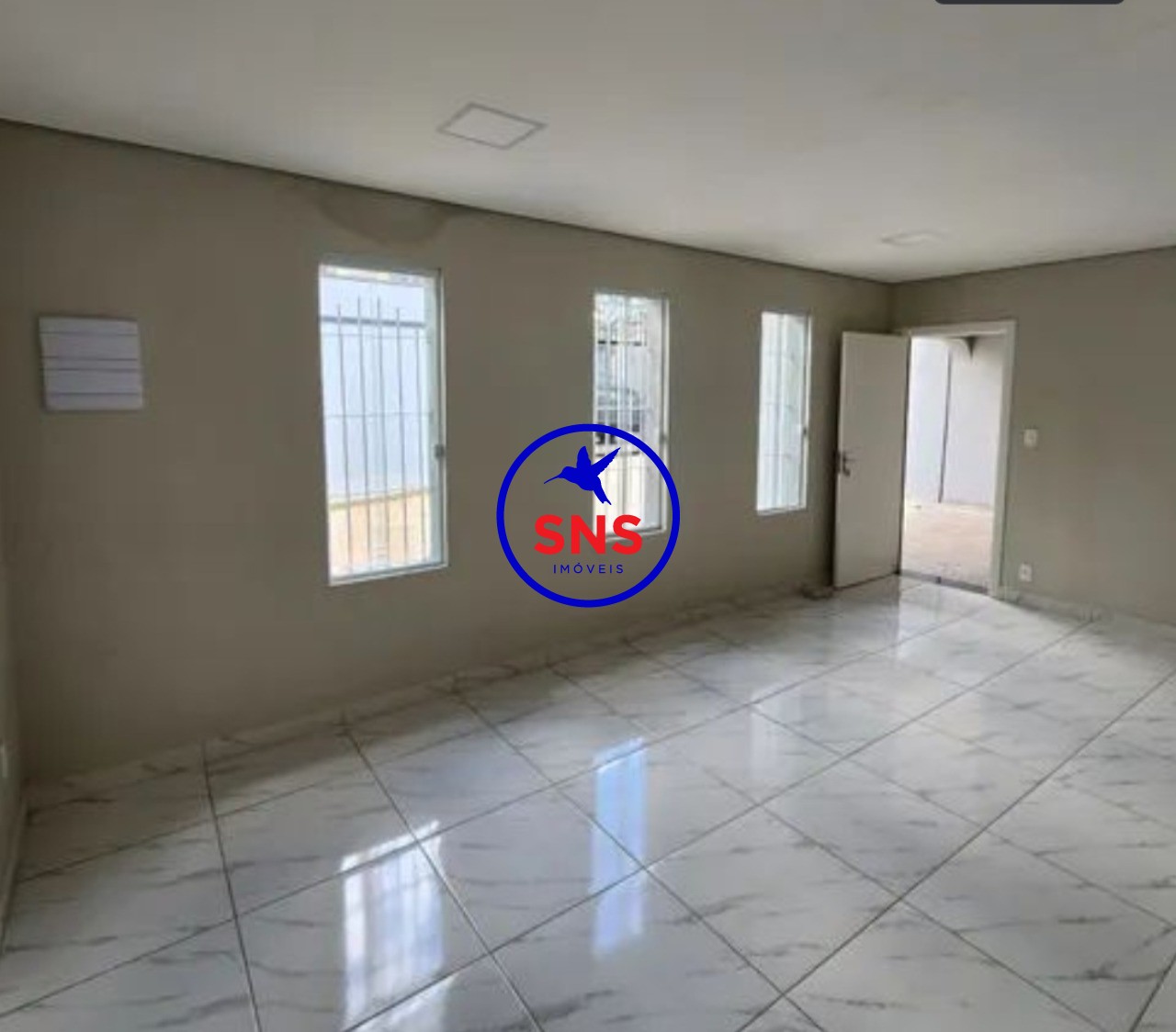 Casa à venda com 3 quartos, 240m² - Foto 1