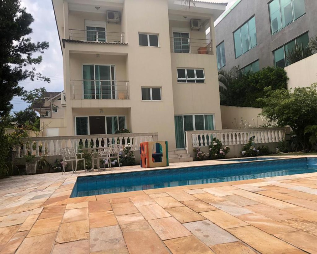 Casa de Condomínio para alugar com 4 quartos, 400m² - Foto 1