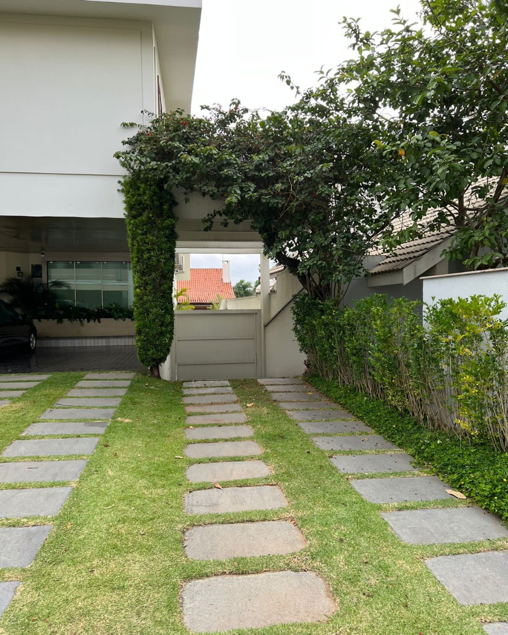 Casa para alugar com 4 quartos, 547m² - Foto 2