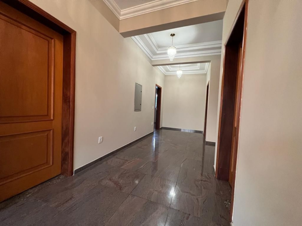 Casa para alugar com 4 quartos, 700m² - Foto 2