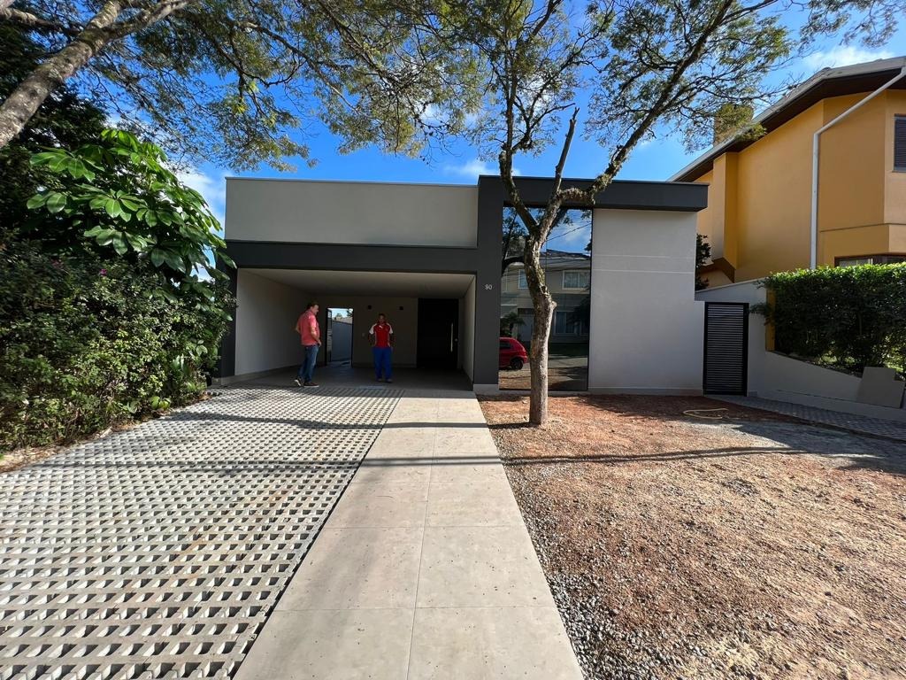 Casa à venda com 4 quartos, 200m² - Foto 1