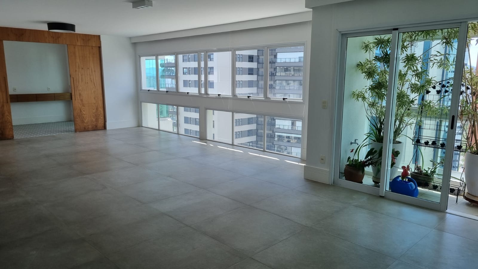 Apartamento à venda com 3 quartos, 252m² - Foto 3