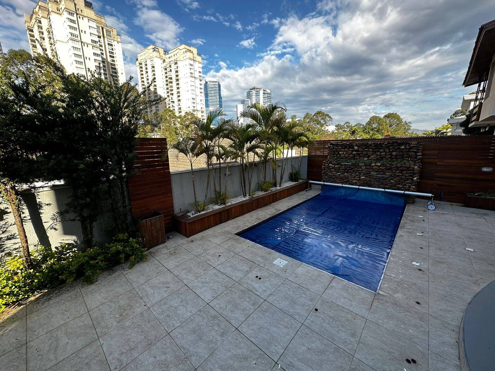 Casa de Condomínio à venda e aluguel com 4 quartos, 554m² - Foto 1