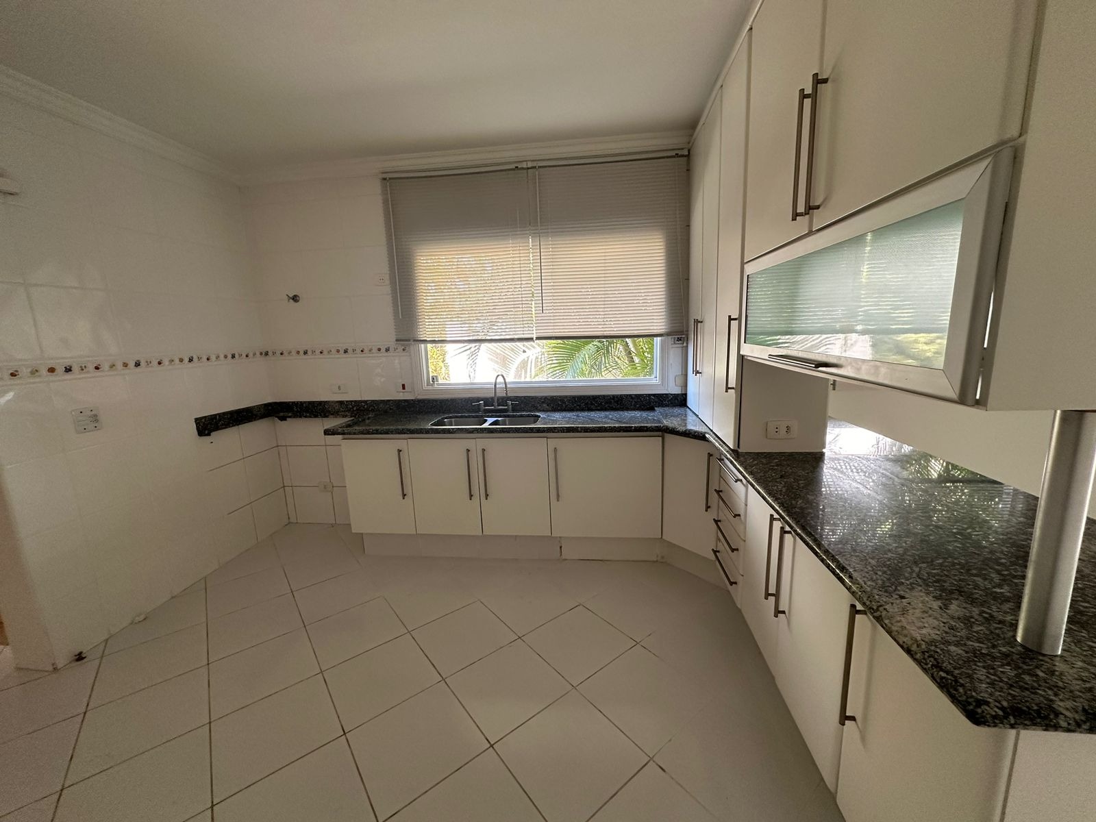 Casa de Condomínio para alugar com 4 quartos, 430m² - Foto 3