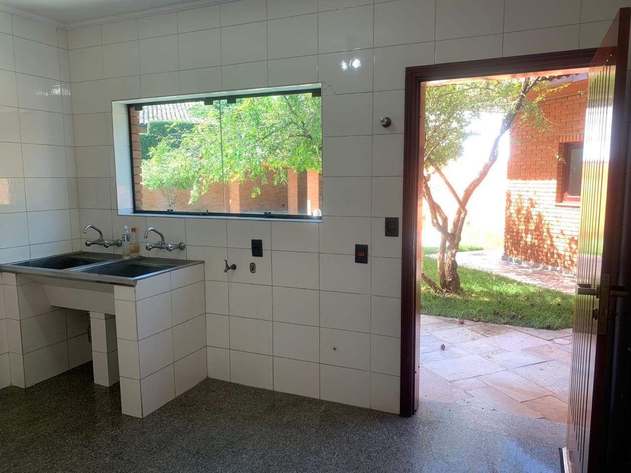 Casa para alugar com 3 quartos, 600m² - Foto 26