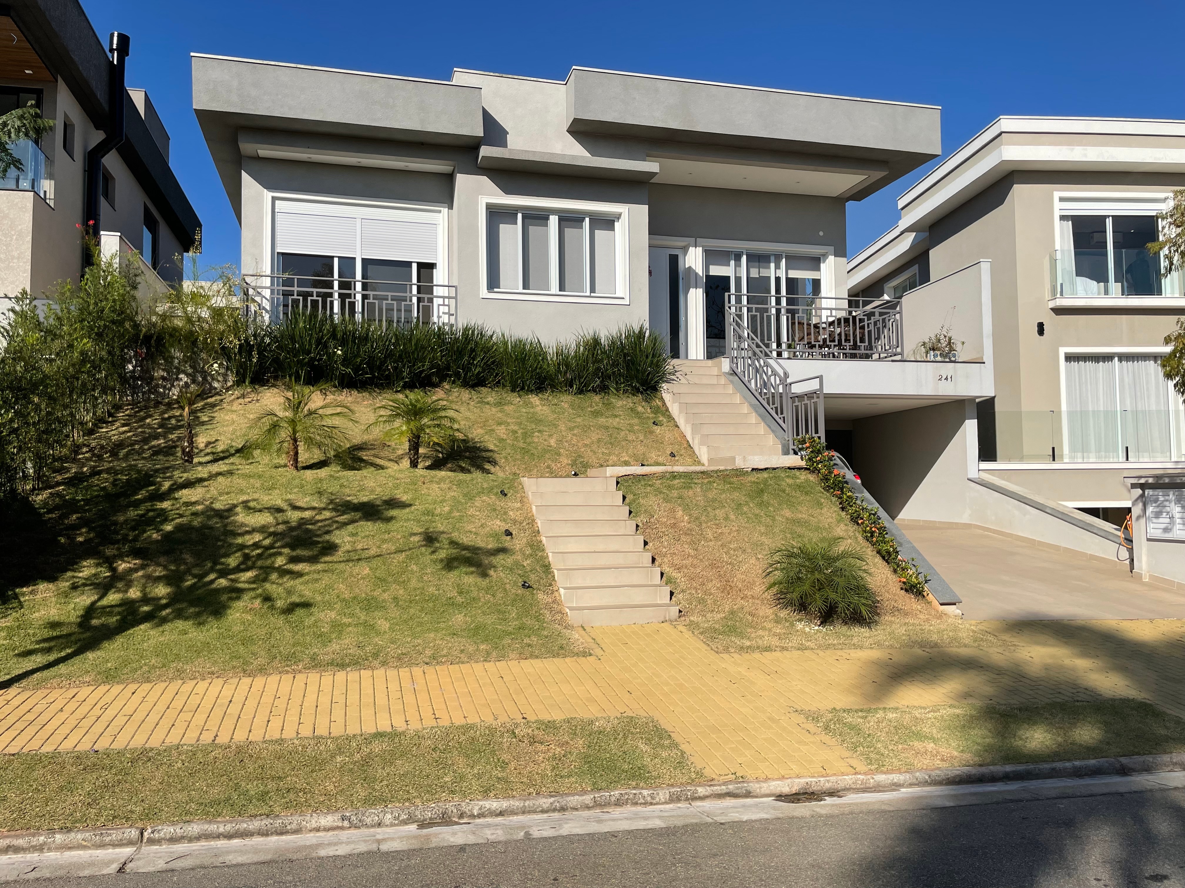 Casa de Condomínio à venda com 3 quartos, 270m² - Foto 1