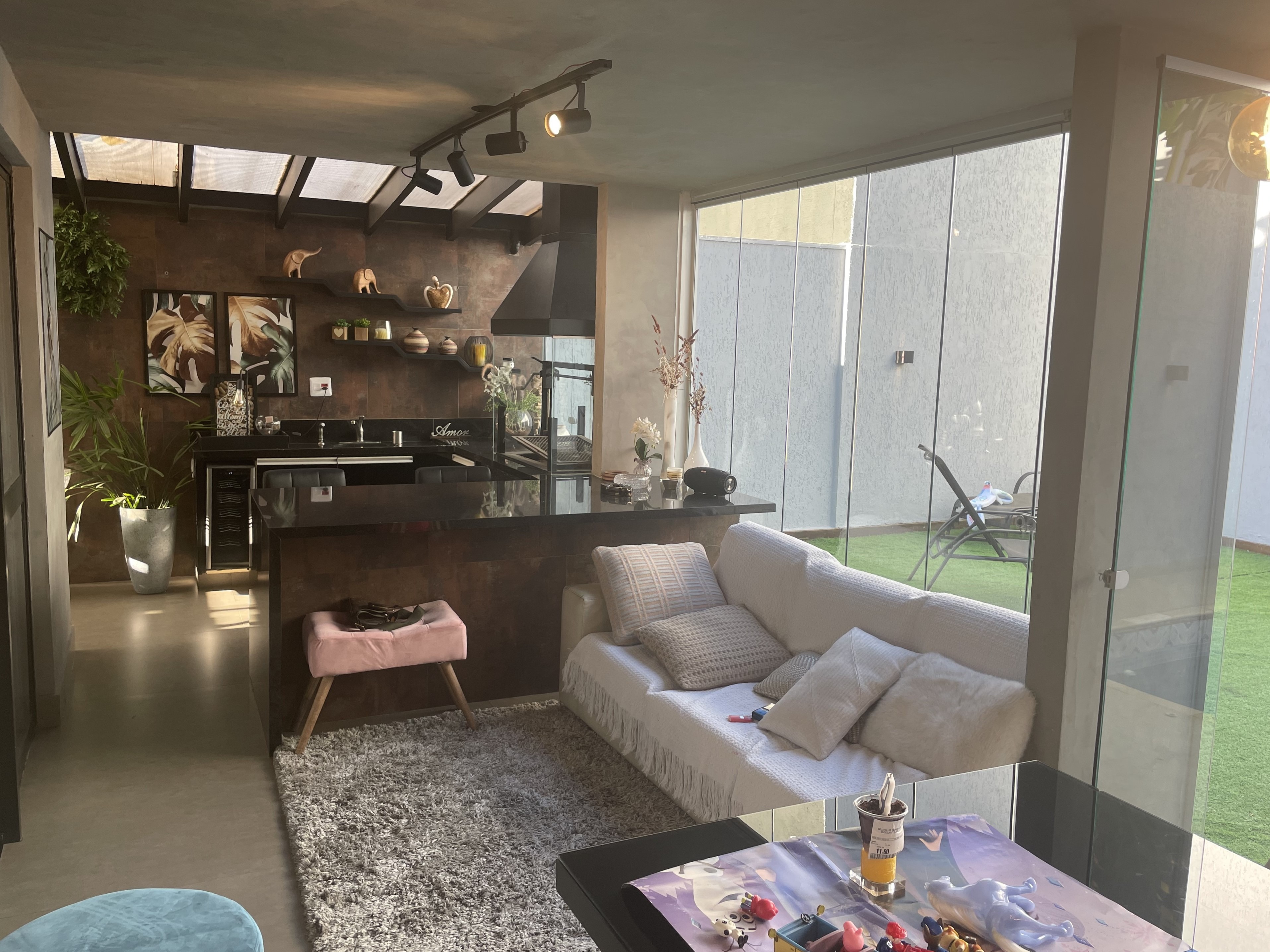 Casa à venda e aluguel com 3 quartos, 190m² - Foto 1