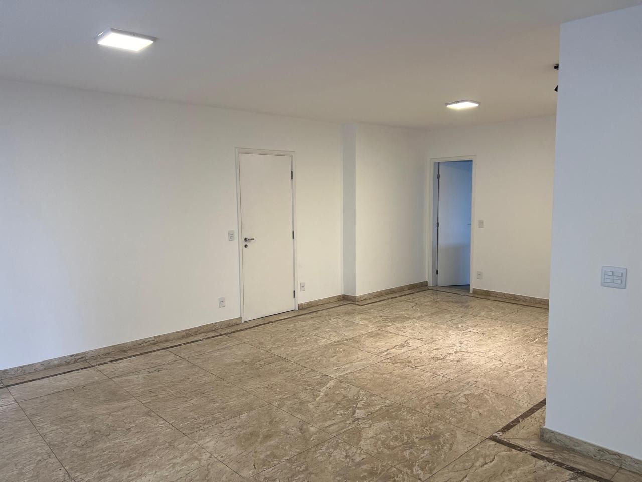 Apartamento à venda com 3 quartos, 165m² - Foto 2