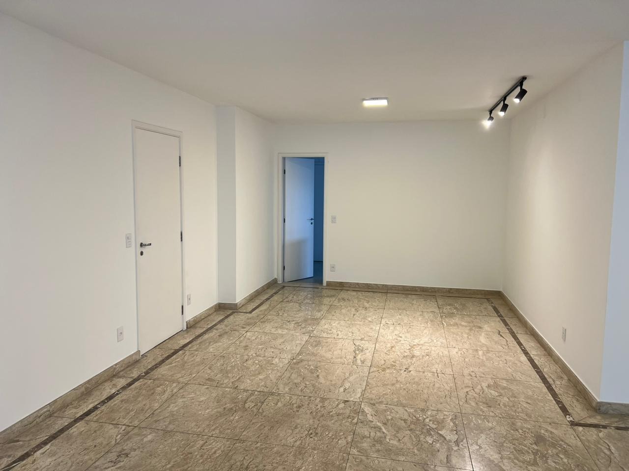 Apartamento à venda com 3 quartos, 165m² - Foto 3