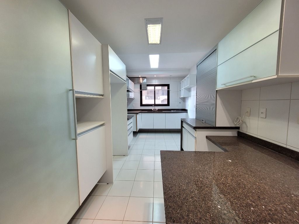 Apartamento para alugar com 3 quartos, 177m² - Foto 9