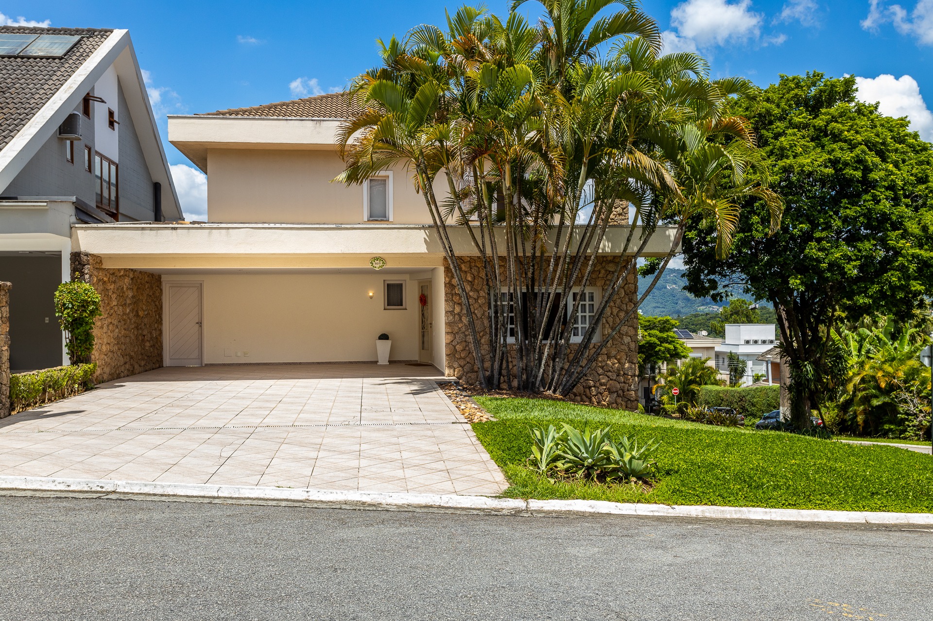 Casa de Condomínio à venda com 3 quartos, 320m² - Foto 1