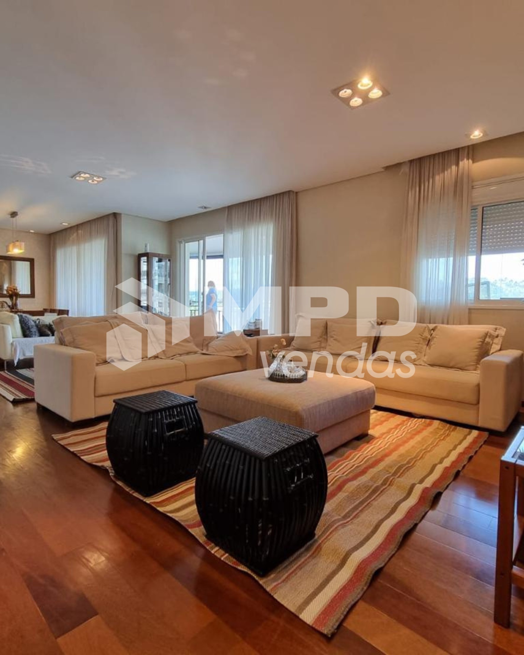 Apartamento à venda com 4 quartos, 195m² - Foto 1