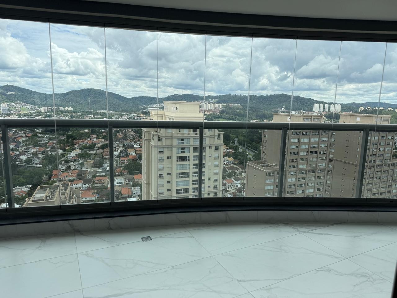 Apartamento à venda com 3 quartos, 180m² - Foto 1