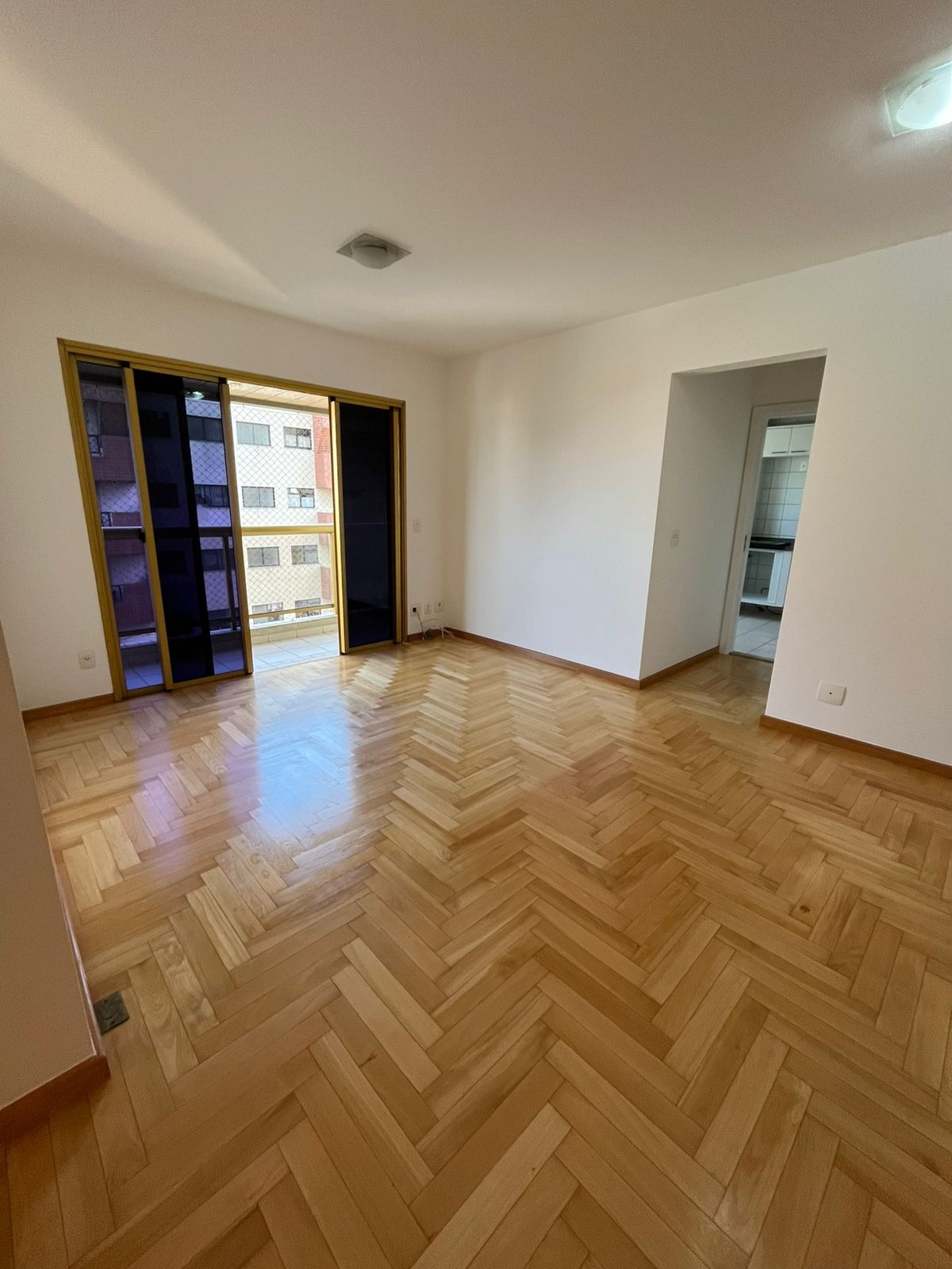 Apartamento para alugar com 3 quartos, 107m² - Foto 2