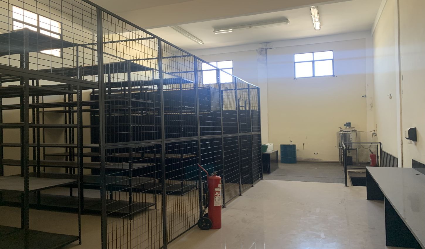 Depósito-Galpão-Armazém para alugar, 370m² - Foto 1