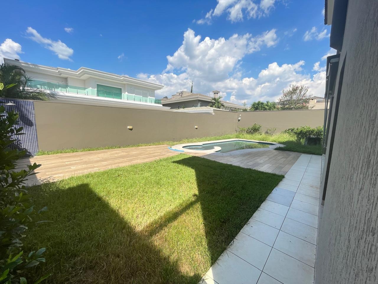 Casa de Condomínio para alugar com 4 quartos, 500m² - Foto 52