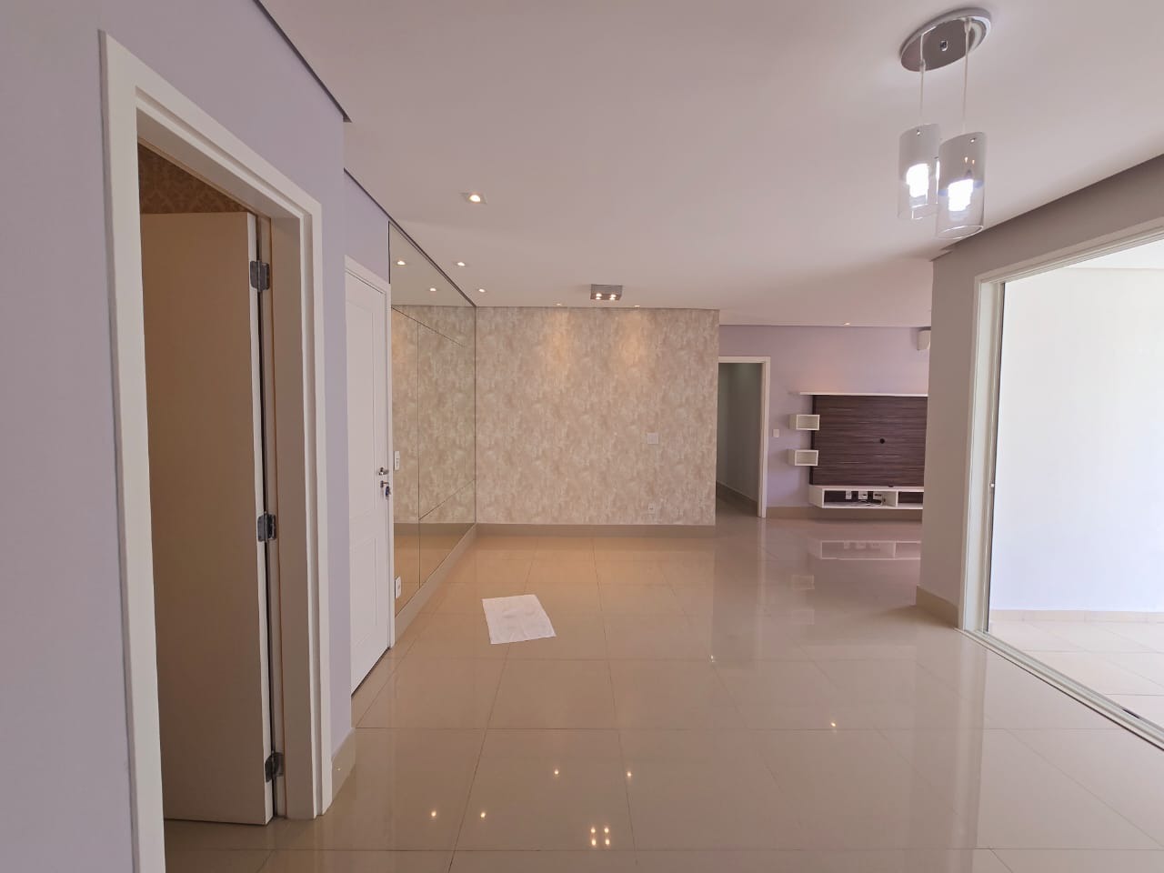 Apartamento à venda com 3 quartos, 123m² - Foto 2