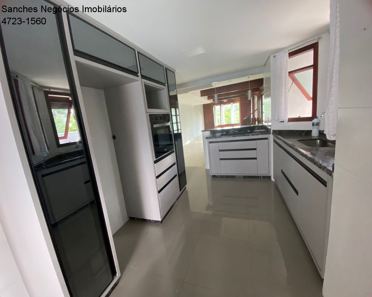 Casa de Condomínio à venda com 3 quartos, 230m² - Foto 2