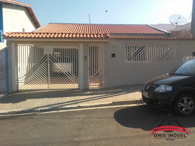 Casa à venda com 3 quartos, 250m² - Foto 1