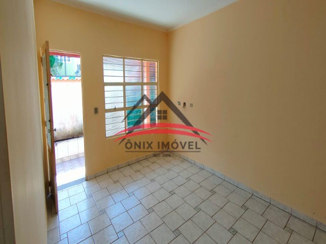 Casa à venda com 2 quartos, 330m² - Foto 2