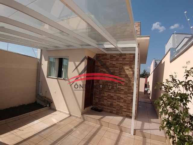 Casa à venda com 3 quartos, 96m² - Foto 1