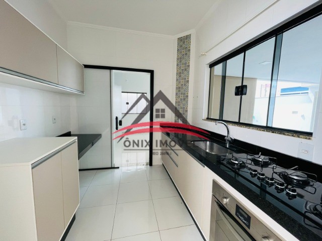 Casa à venda com 2 quartos, 250m² - Foto 1