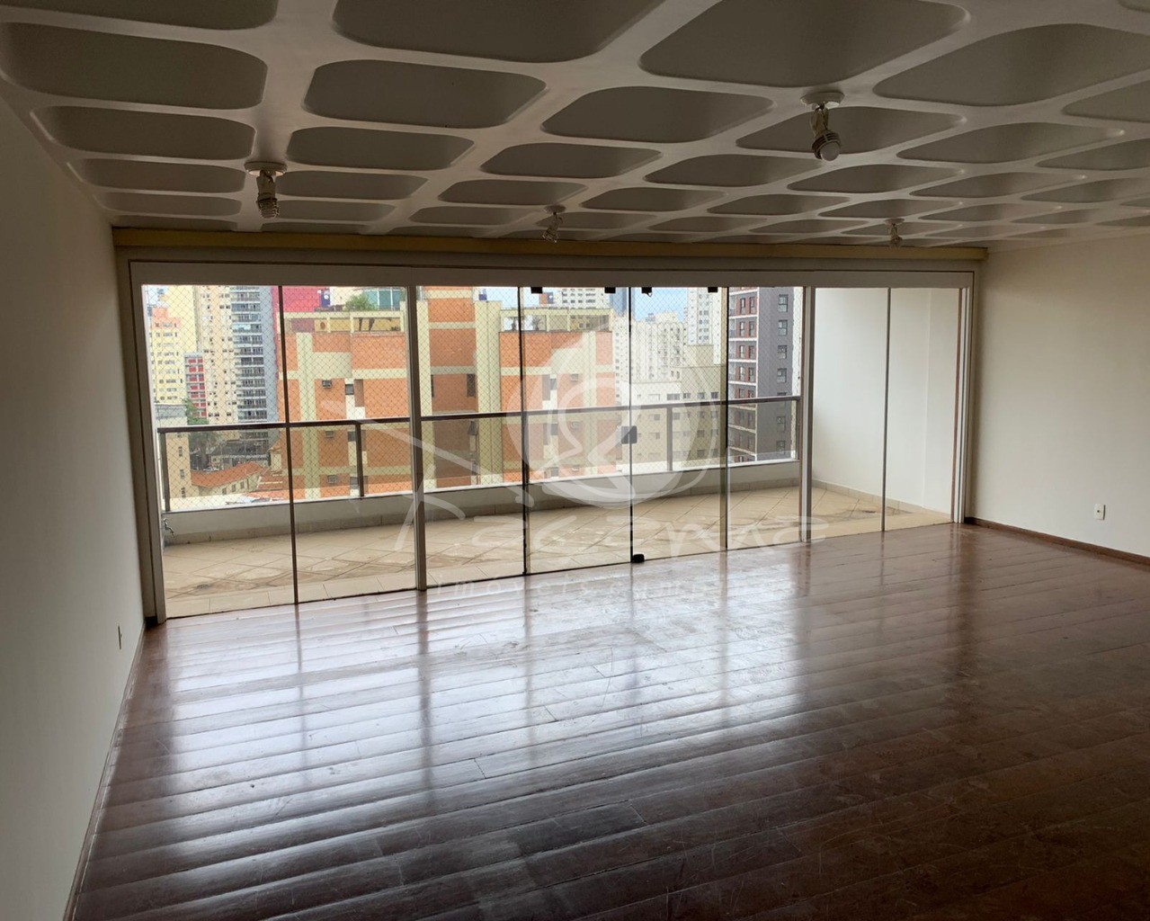 Apartamento à venda com 4 quartos, 240m² - Foto 2