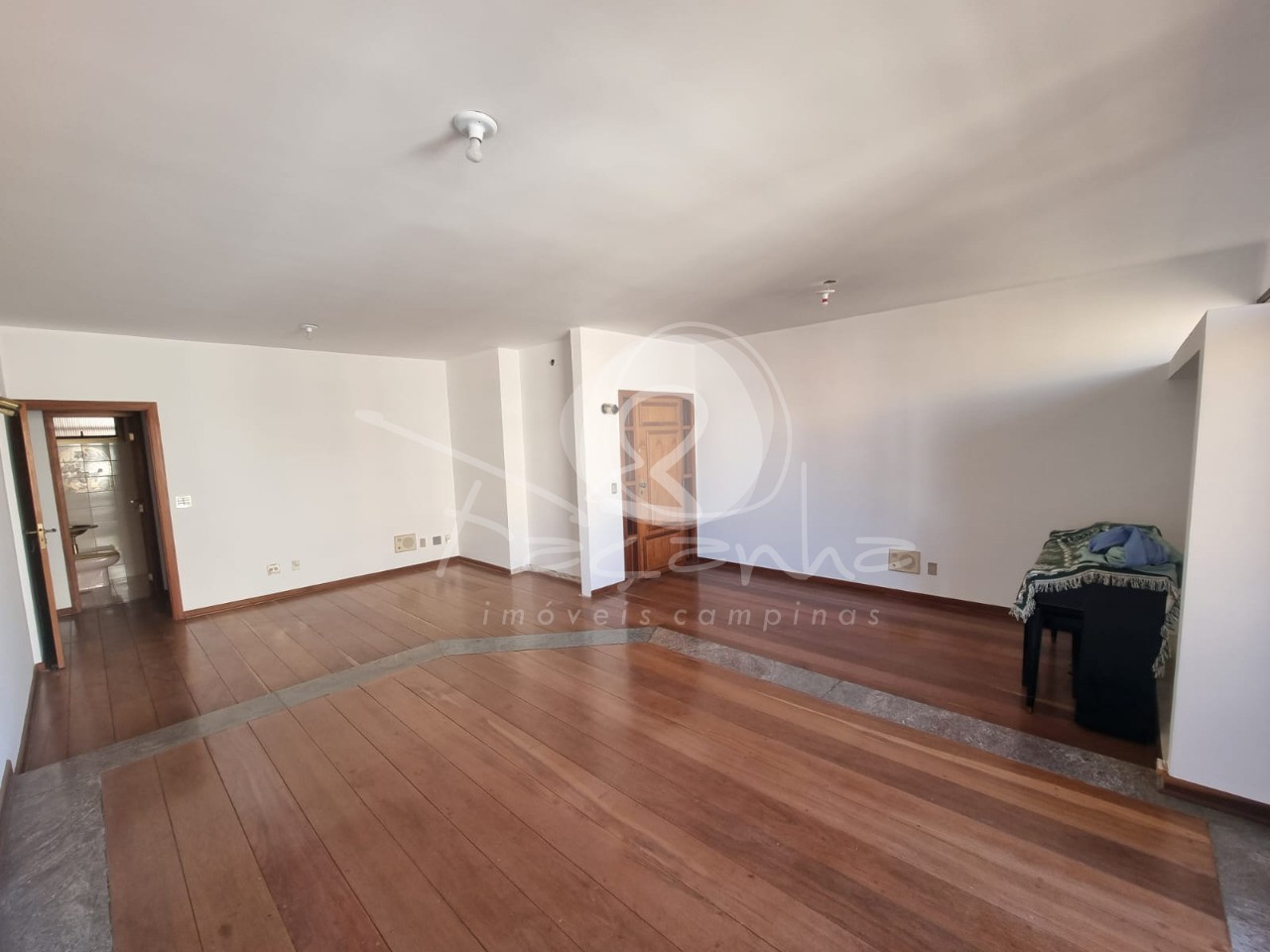 Apartamento à venda com 3 quartos, 150m² - Foto 2