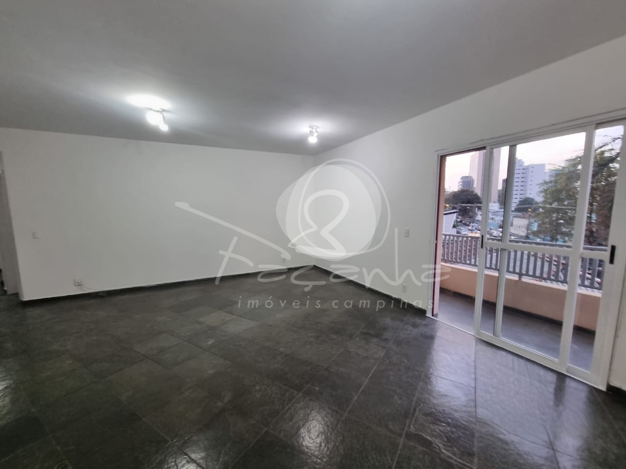 Apartamento à venda com 3 quartos, 145m² - Foto 1