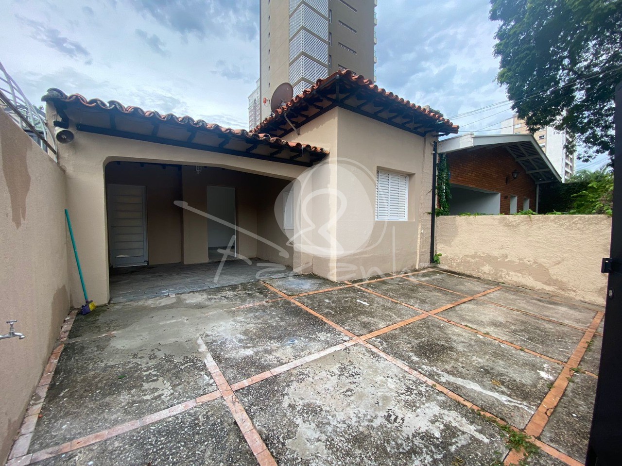 Casa à venda e aluguel com 3 quartos, 470m² - Foto 1